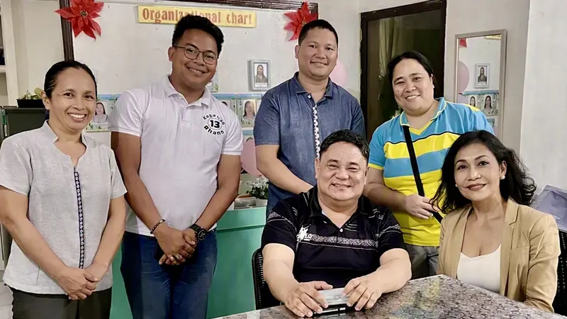 Barangay Captain Eve Eden of Cabalabaguan with barangay and school representatives and Maribeth de Montaigne of School Aid MTÜ