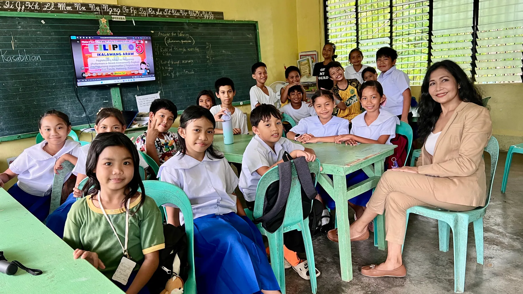 Maribeth de Montaigne with children during a classroom visit in Iloilo