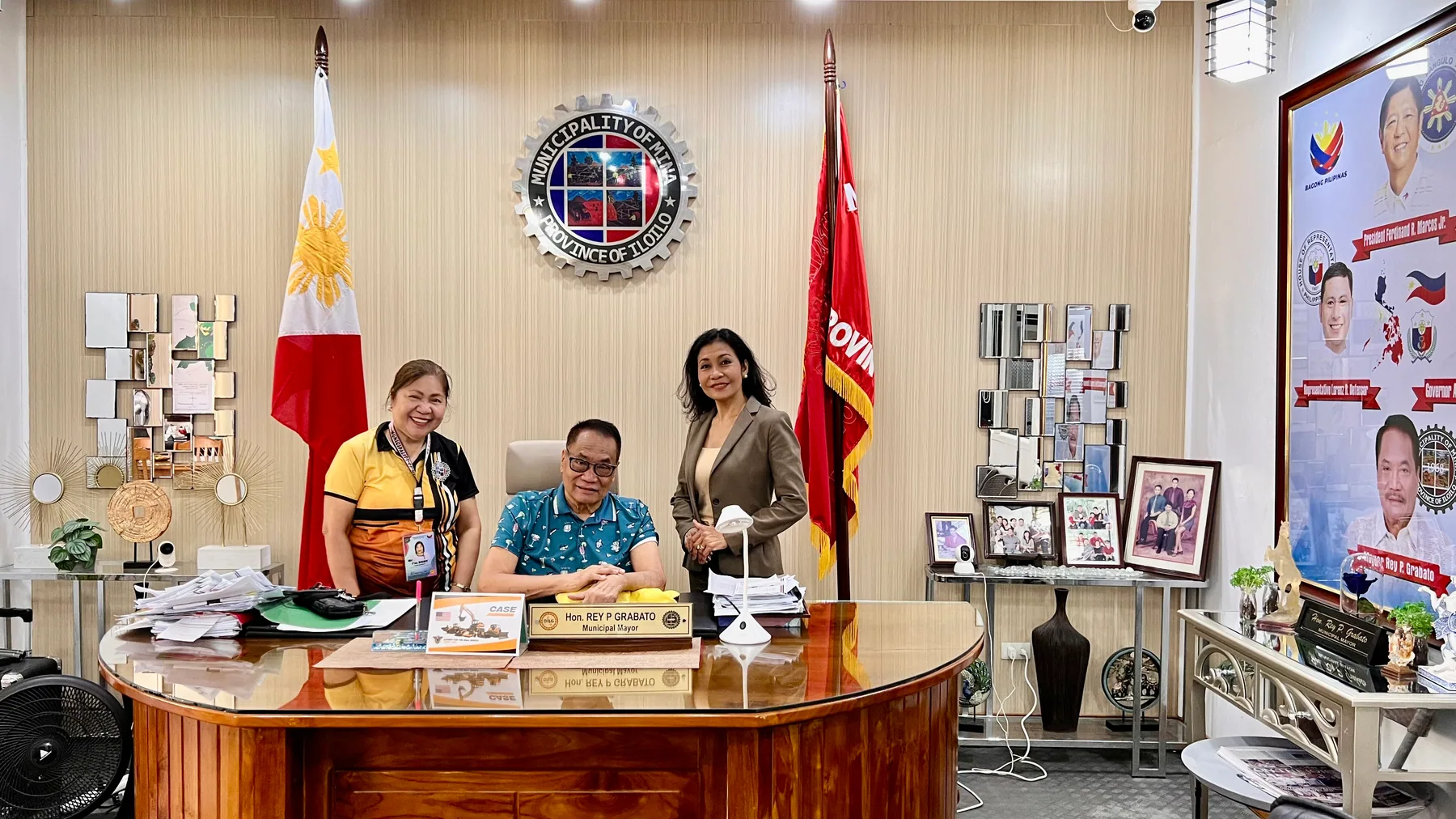 Maribeth de Montaigne meets the Mayor of Mina and a municipal representative