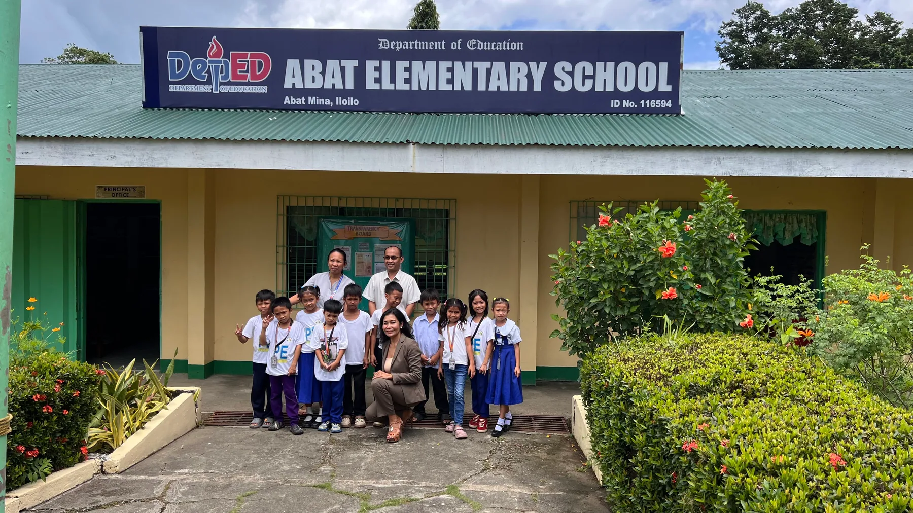 Maribeth de Montaigne with children and school representatives during the August 2026 visit